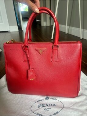 👜 Prada Saffiano Lux Galleria Double-Zip Tote – Vibrant Red